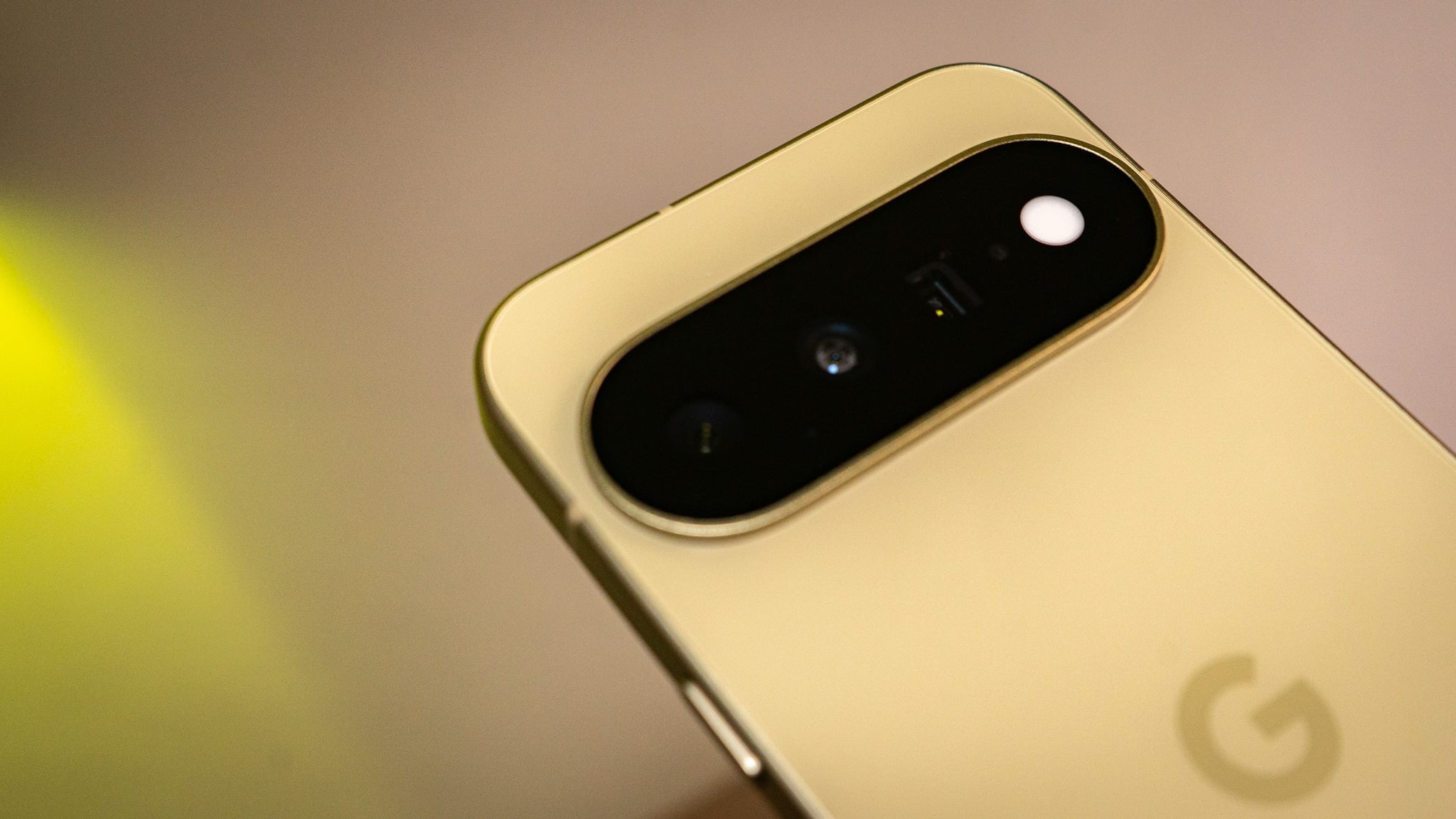 Cận cảnh ba ống kính camera của Google Pixel 11