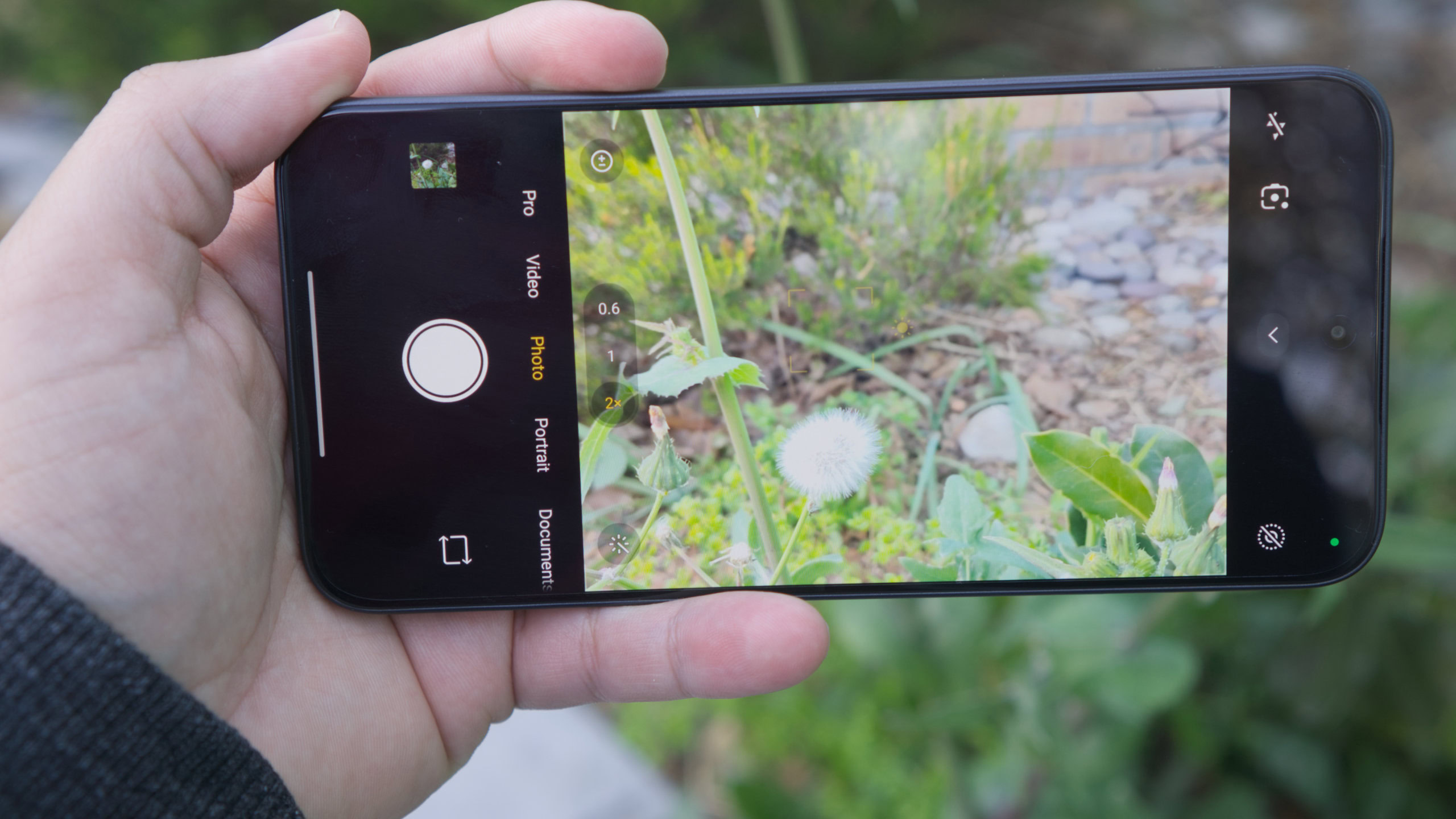 Giao diện ứng dụng camera với chế độ chụp chuyên nghiệp trên điện thoại Android đối thủ