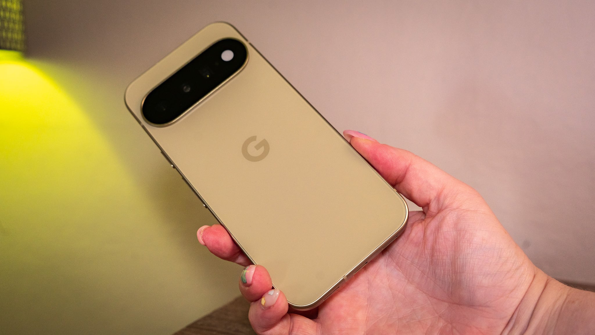 Mặt lưng Google Pixel 11 màu xanh lá trên tay