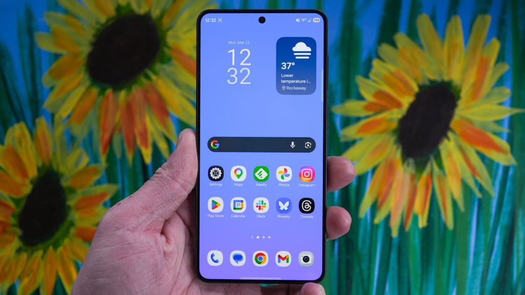 Mặt lưng phẳng và cụm camera của Samsung Galaxy S26 Plus