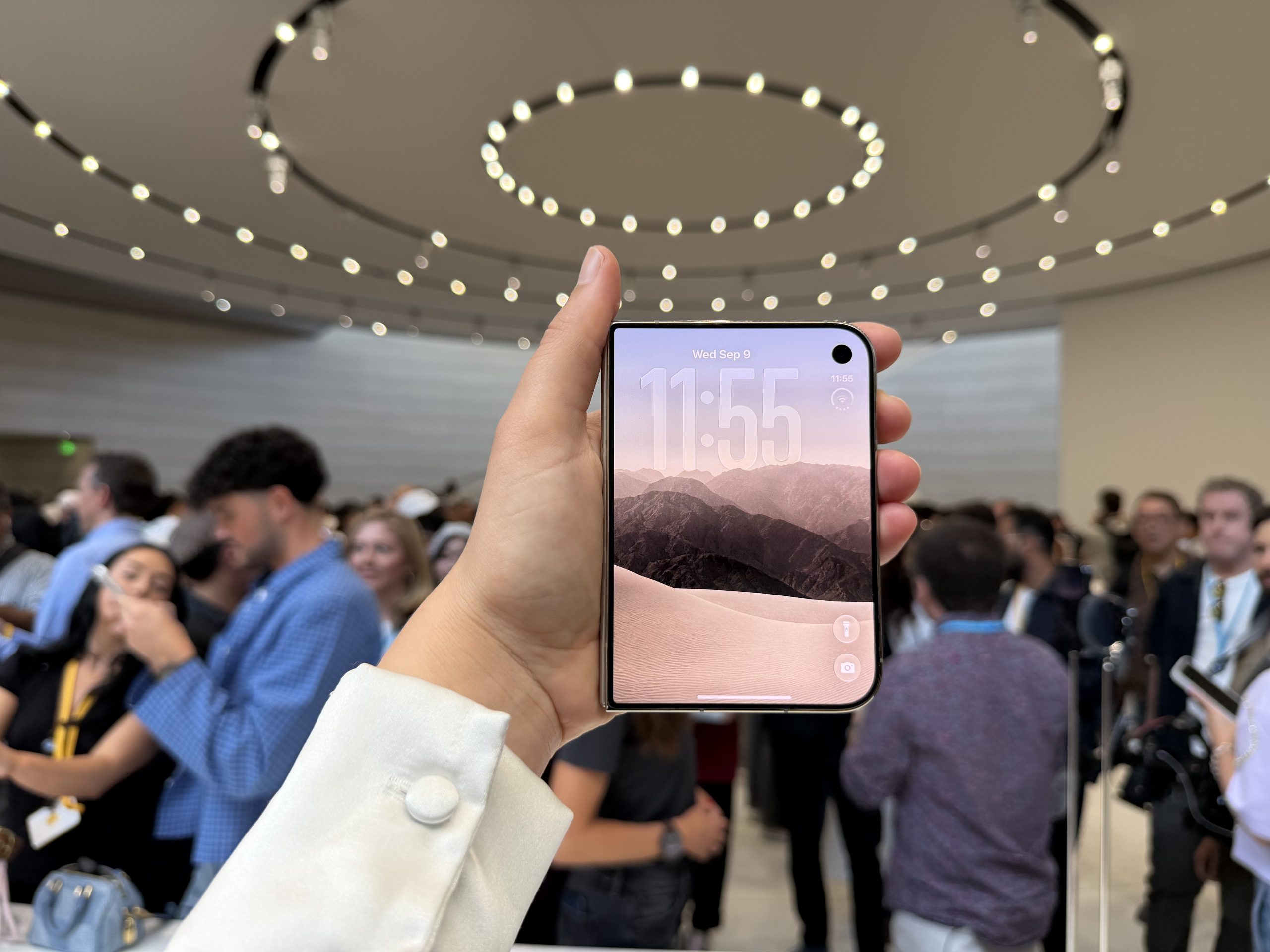 iPhone Duo mở toàn bộ màn hình 7,6 inch trên tay