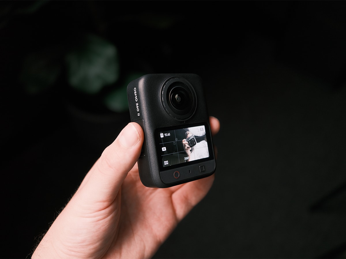 Màn hình DJI Osmo 360 II khi quay ngoài trời