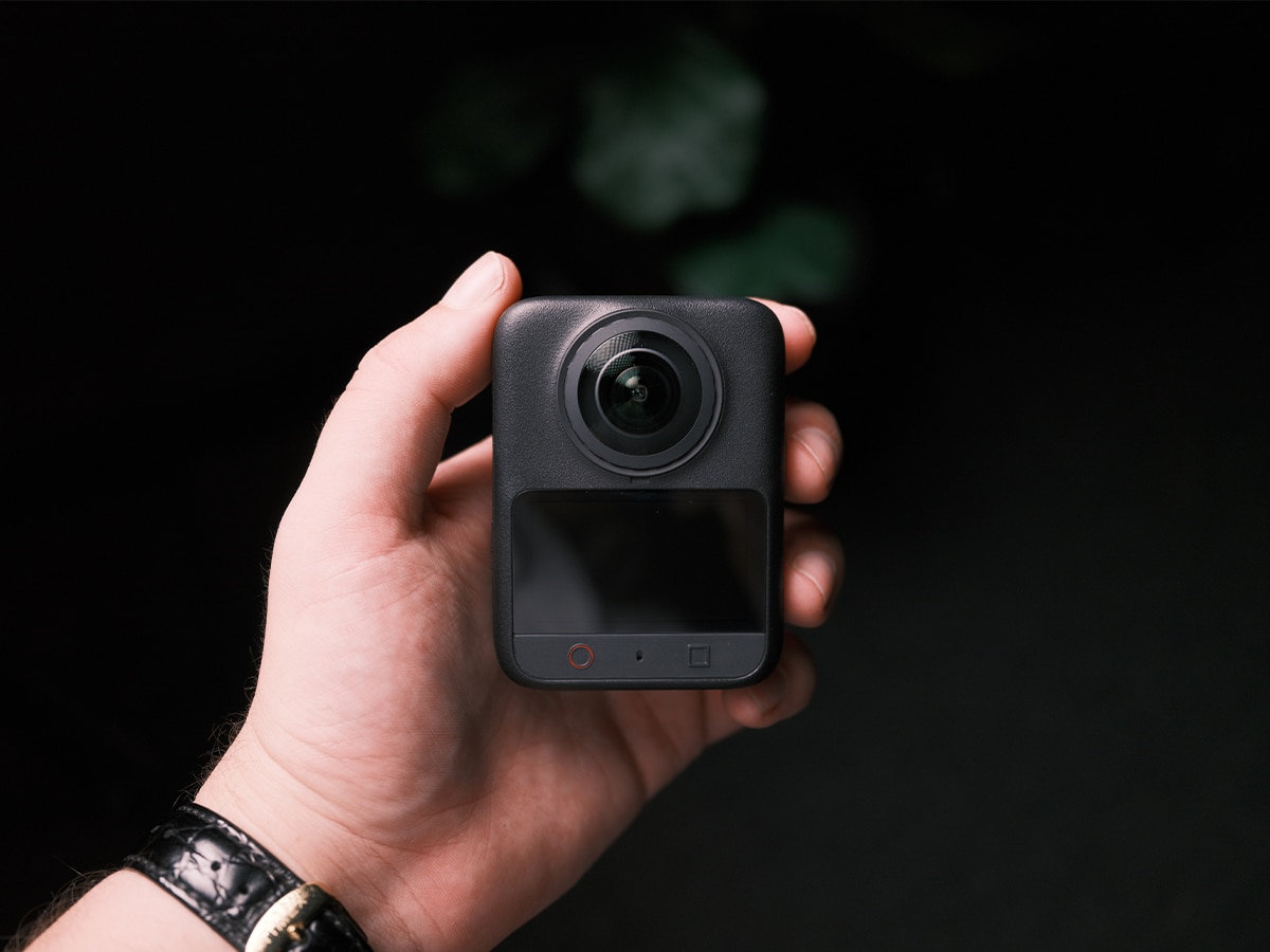 Mặt trước DJI Osmo 360 II với màn hình và ống kính