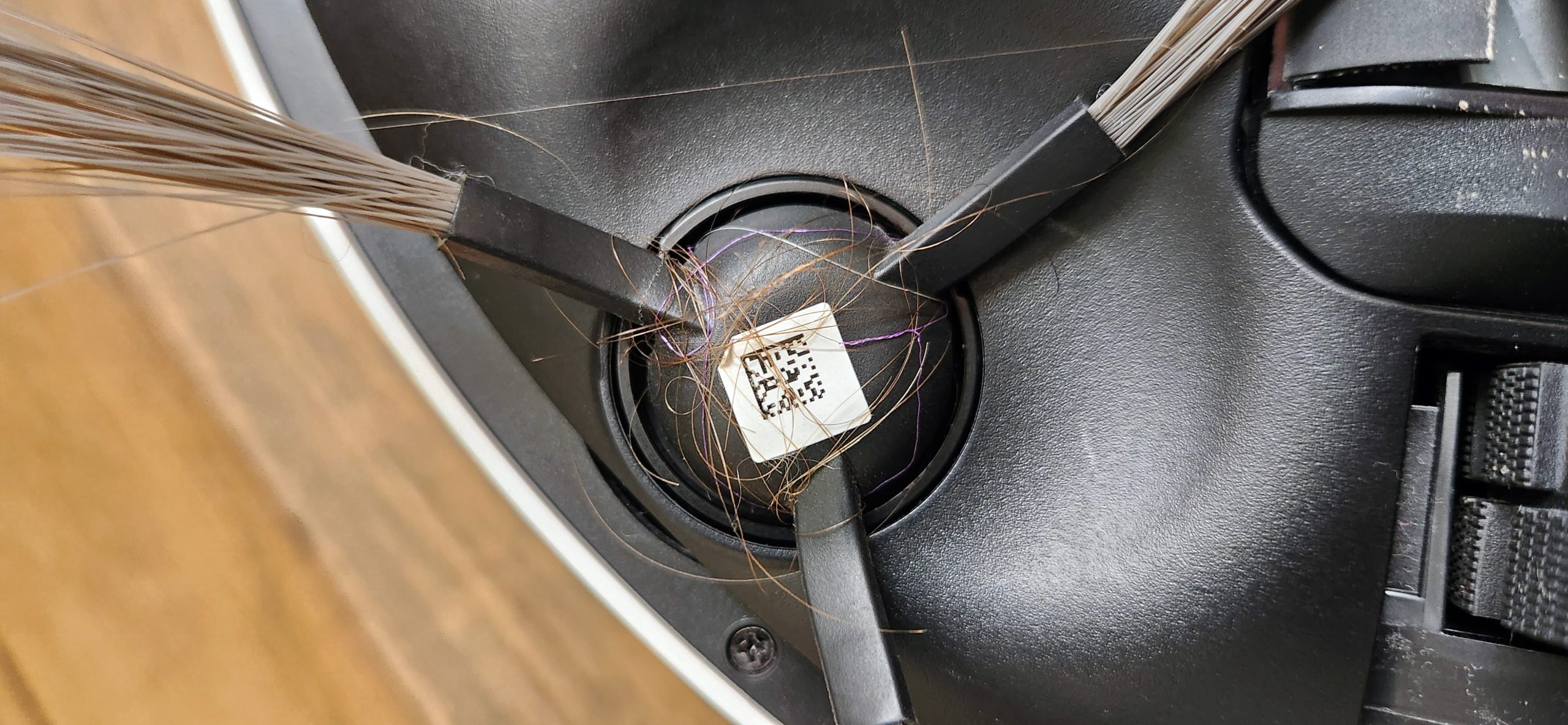 Mặt đáy và cụm chổi của Dreame D30 Ultra sau 45 ngày dùng thử nghiệm