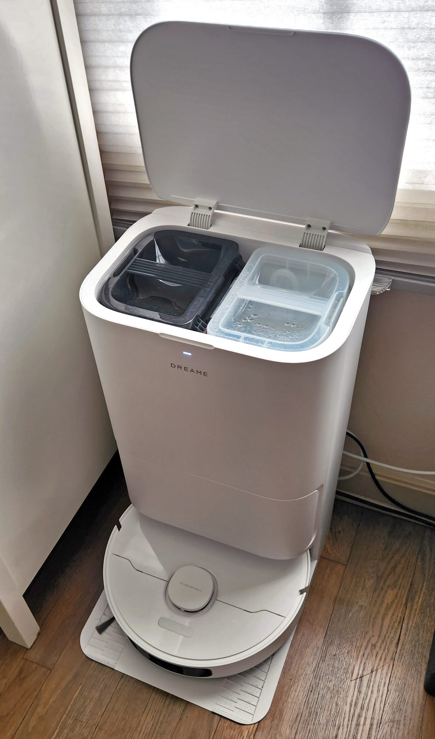 Hai bình nước sạch và nước bẩn bên trong dock Dreame D30 Ultra