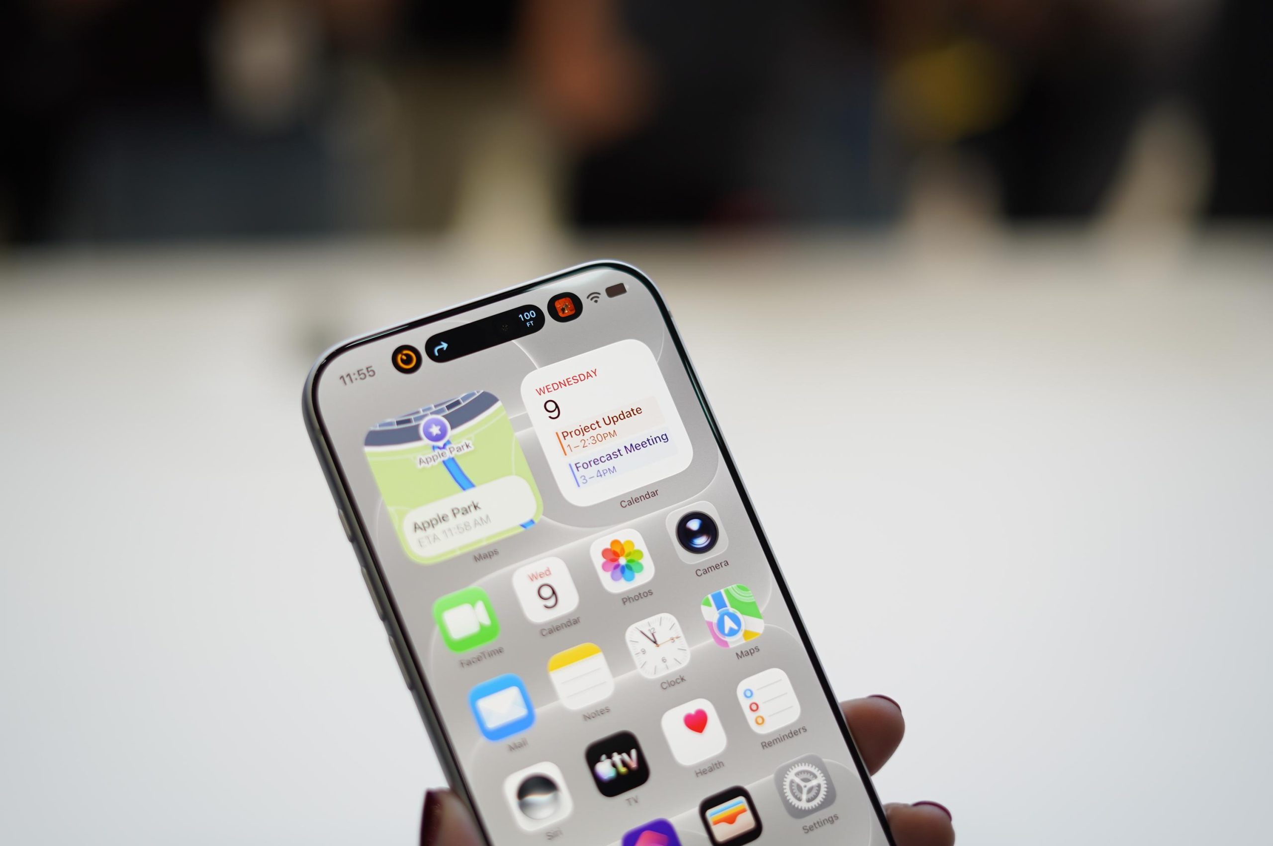 Dynamic Island kích thước nhỏ hơn trên màn hình iPhone 18 Pro hiển thị cùng lúc 3 tác vụ trực tiếp