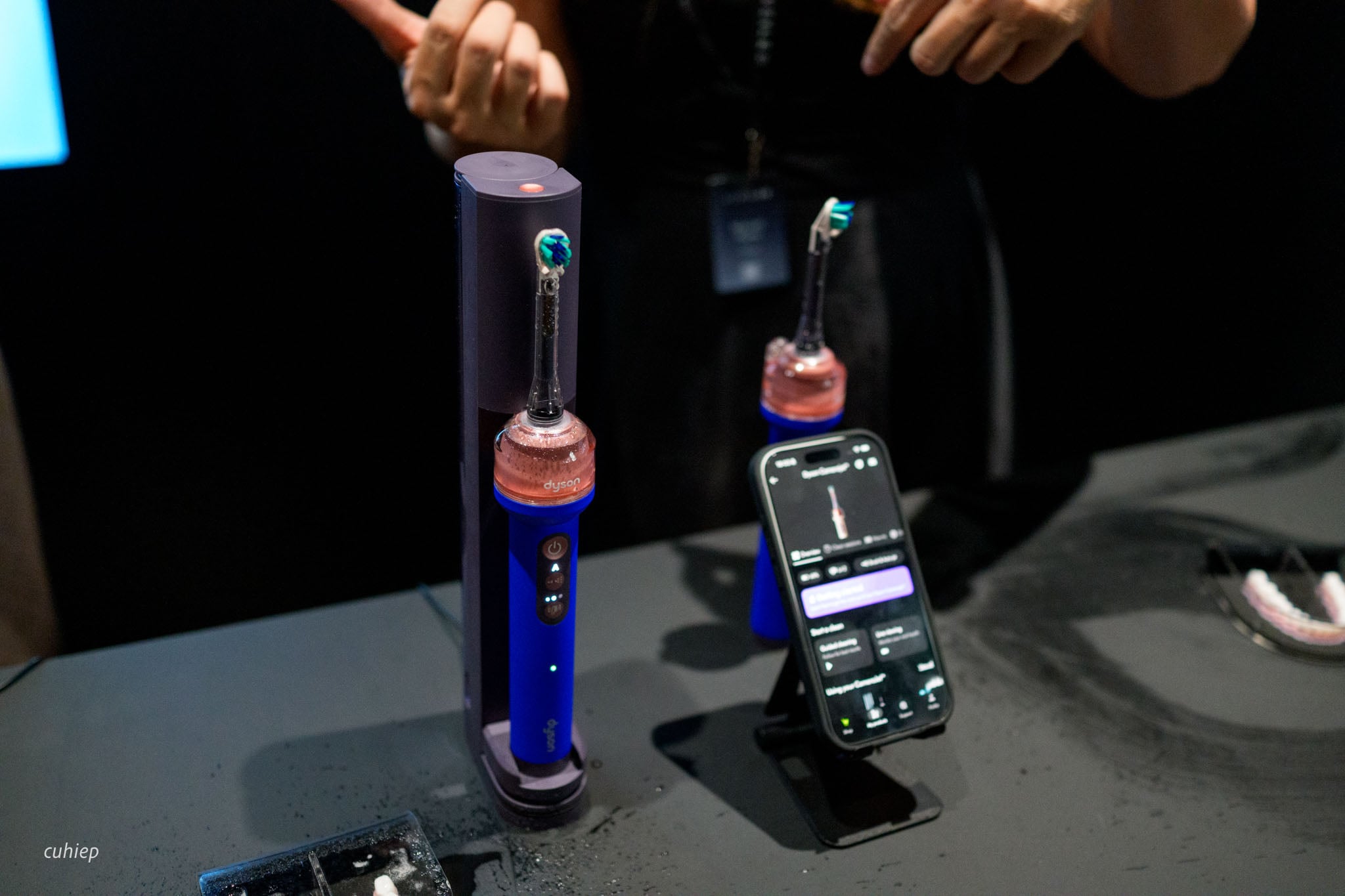 Cận cảnh cụm đầu bàn chải Dyson CameraJet tích hợp camera AI và vòi phun tăm nước