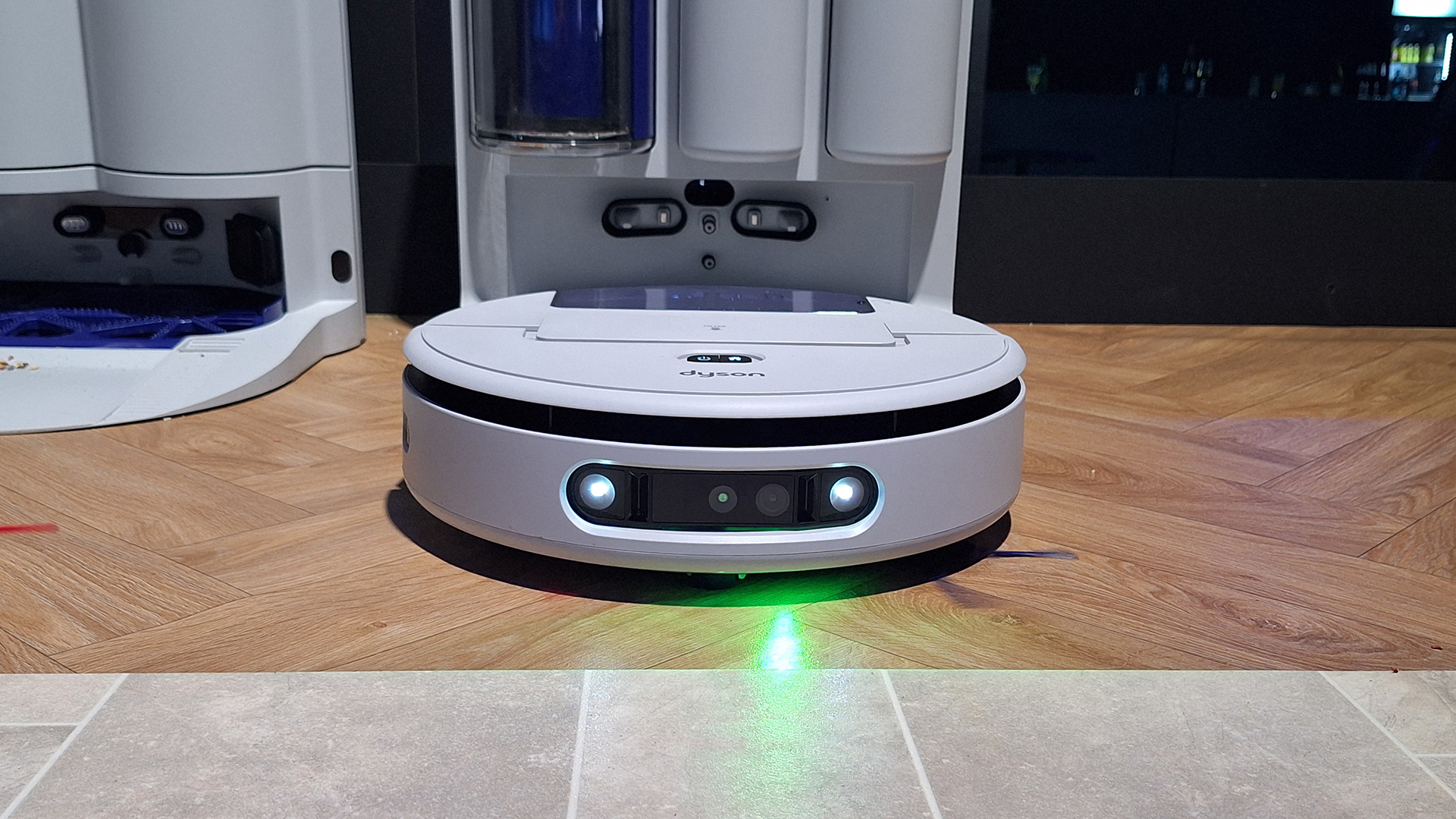 Đèn LED cực tím trên Dyson R3 Nurovi soi vết bẩn khô trên sàn nhà