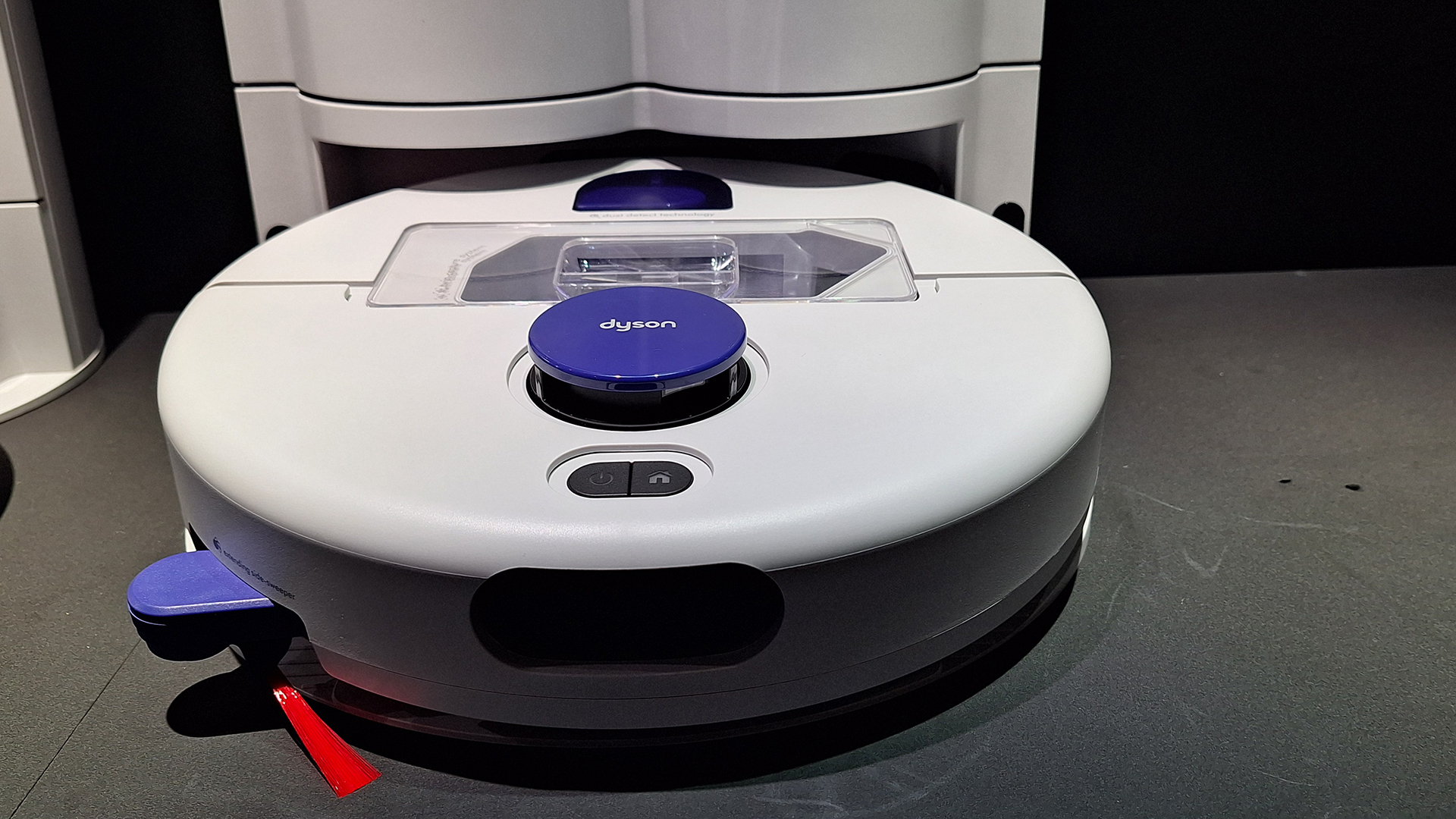 Dyson R3 Nurovi Spot+Scrub UV cùng dock sạc cyclone tự động