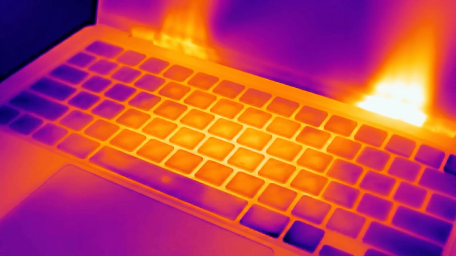 MacBook Pro 14 inch M5 Max quá nhiệt
