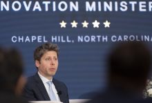 Ảnh đại diện Engadget cho thấy Sam Altman tại bục phát biểu.