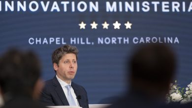 Ảnh đại diện Engadget cho thấy Sam Altman tại bục phát biểu.