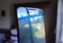 Màn hình smartphone bị vỡ kính trên bàn làm việc