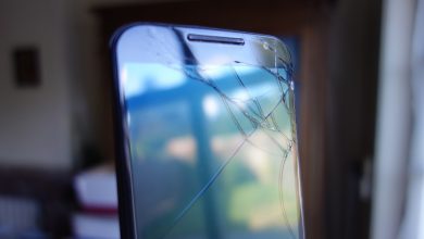 Màn hình smartphone bị vỡ kính trên bàn làm việc