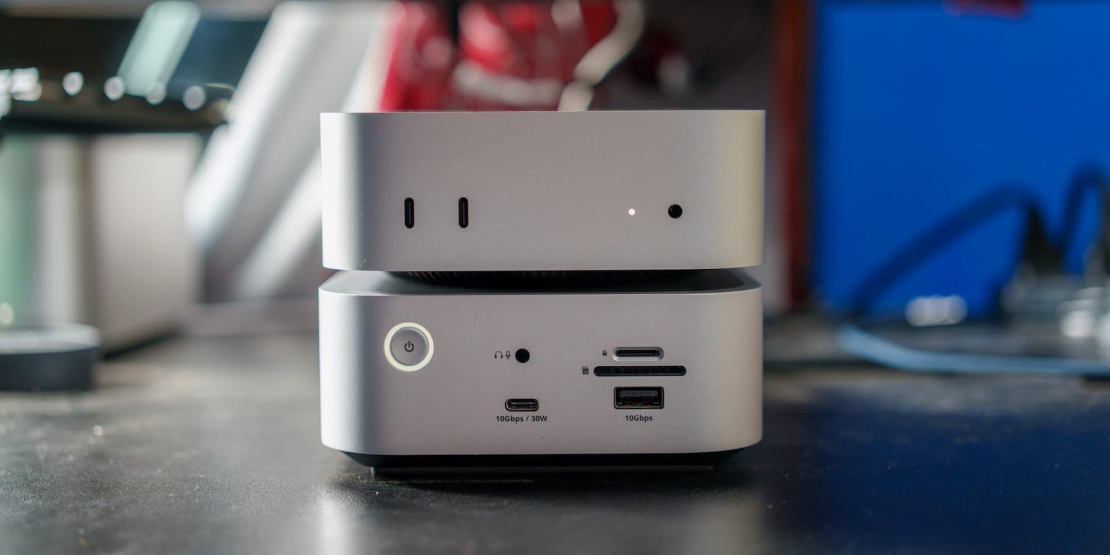 Satechi Thunderbolt 5 CubeDock đặt cạnh Mac mini