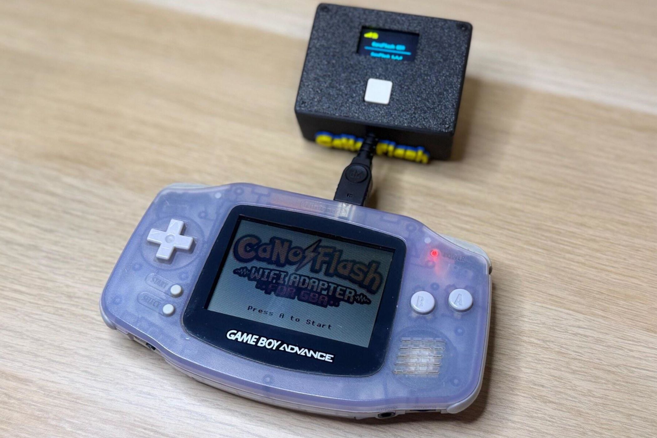 Hai máy Game Boy Advance kết nối adapter CanoFlash chạy ESP32 để chơi game trực tuyến qua internet