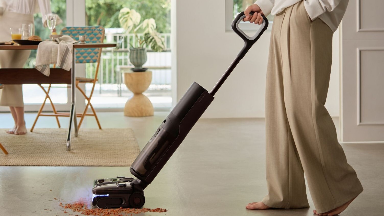 Roborock F25 Ultra Steam Gen 2 làm sạch vết bẩn bằng hơi nước