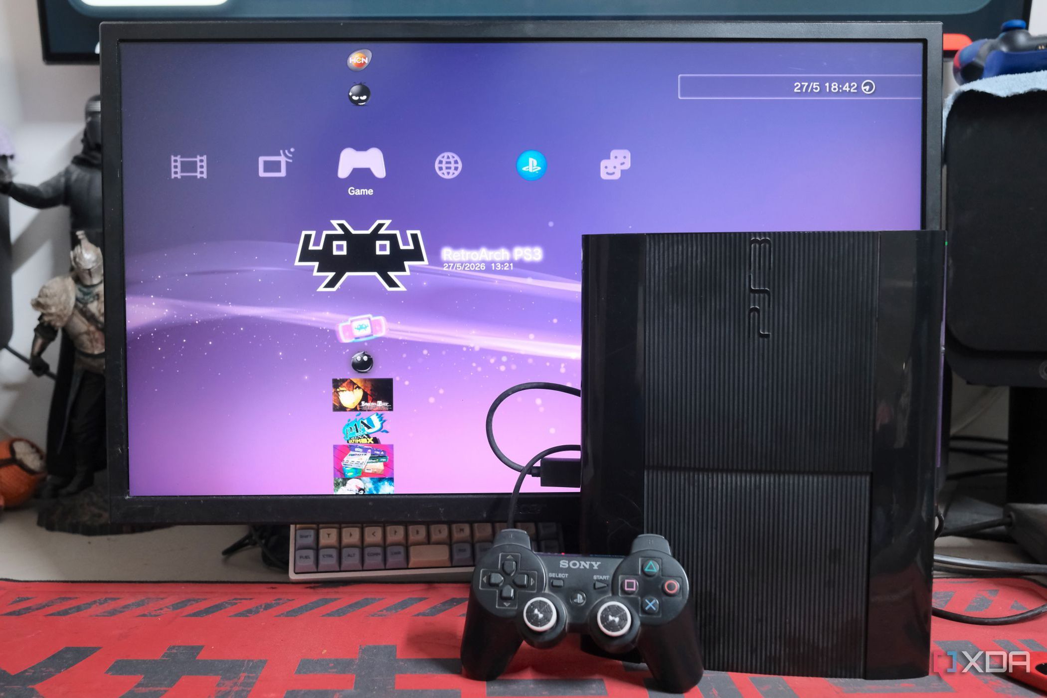 Máy chơi game PlayStation 3 và tay cầm điều khiển
