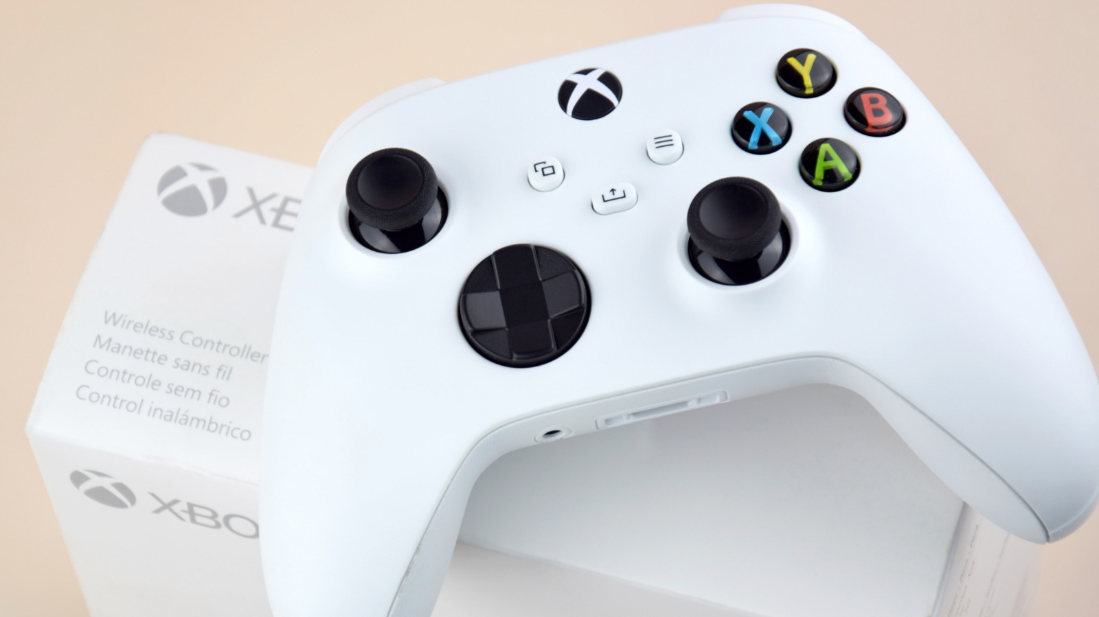 Ảnh minh họa tay cầm Xbox trong bài so sánh wired/wireless