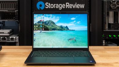 Dell Pro 5 14 đặt mở trên mặt bàn gỗ.