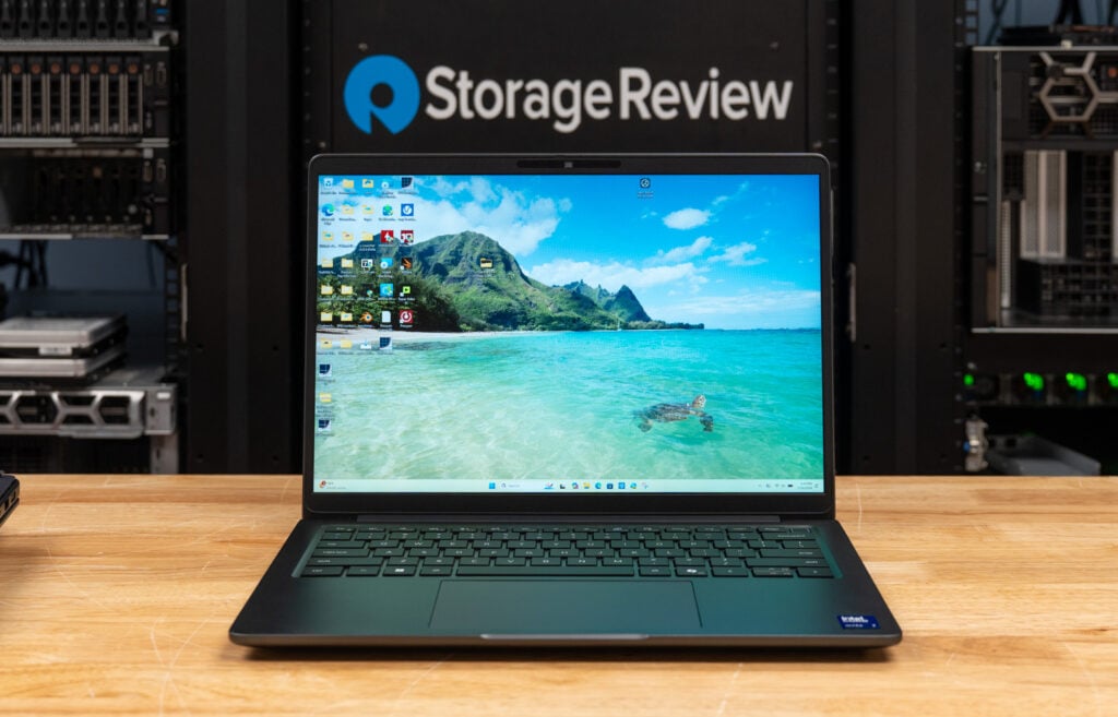 Dell Pro 5 14 đặt mở trên mặt bàn gỗ.