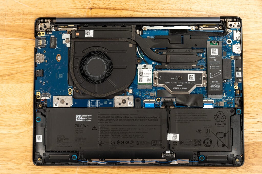 Bên trong khoang máy Dell Pro 5 14.