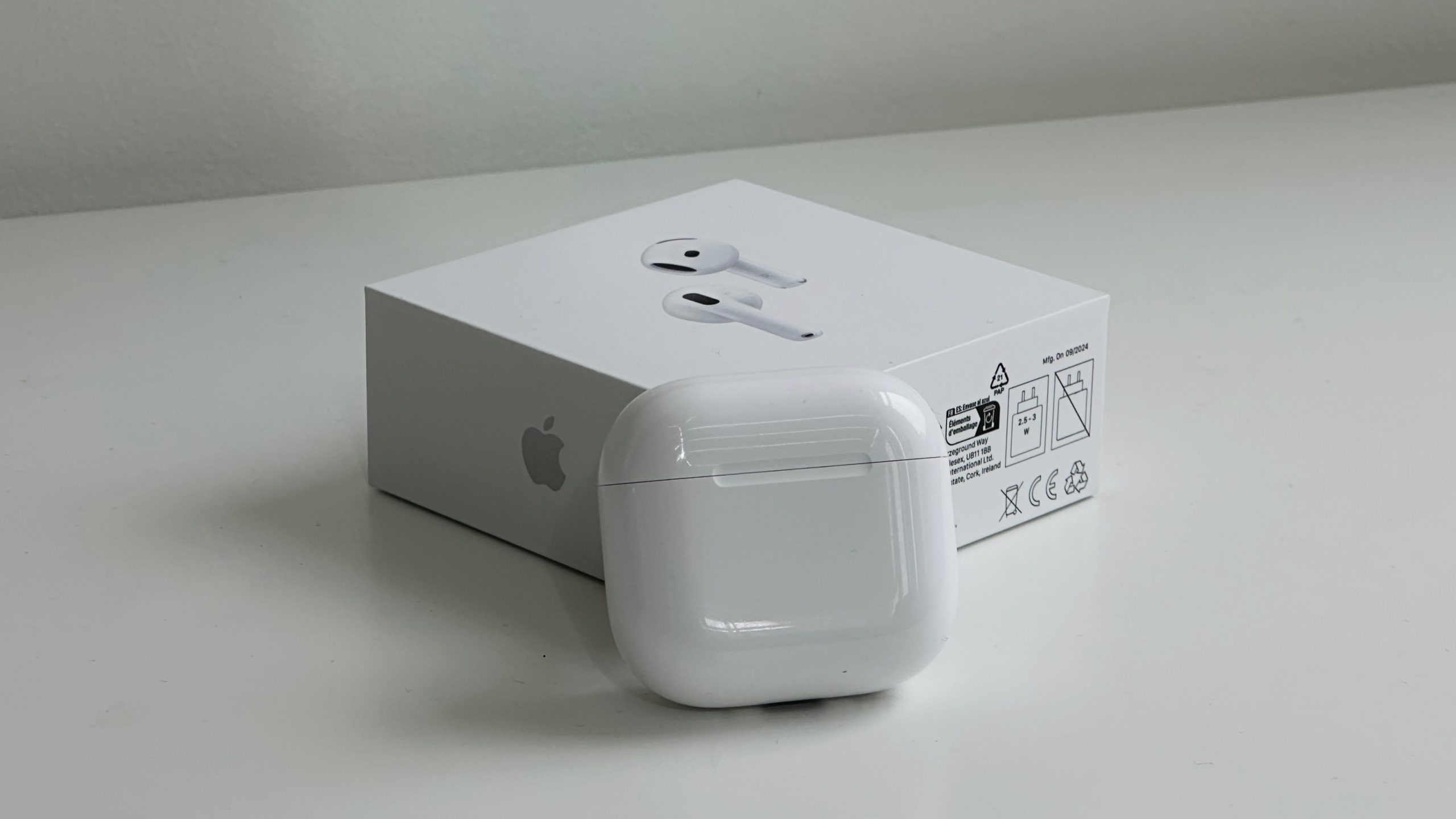 Mở hộp AirPods trong bao bì