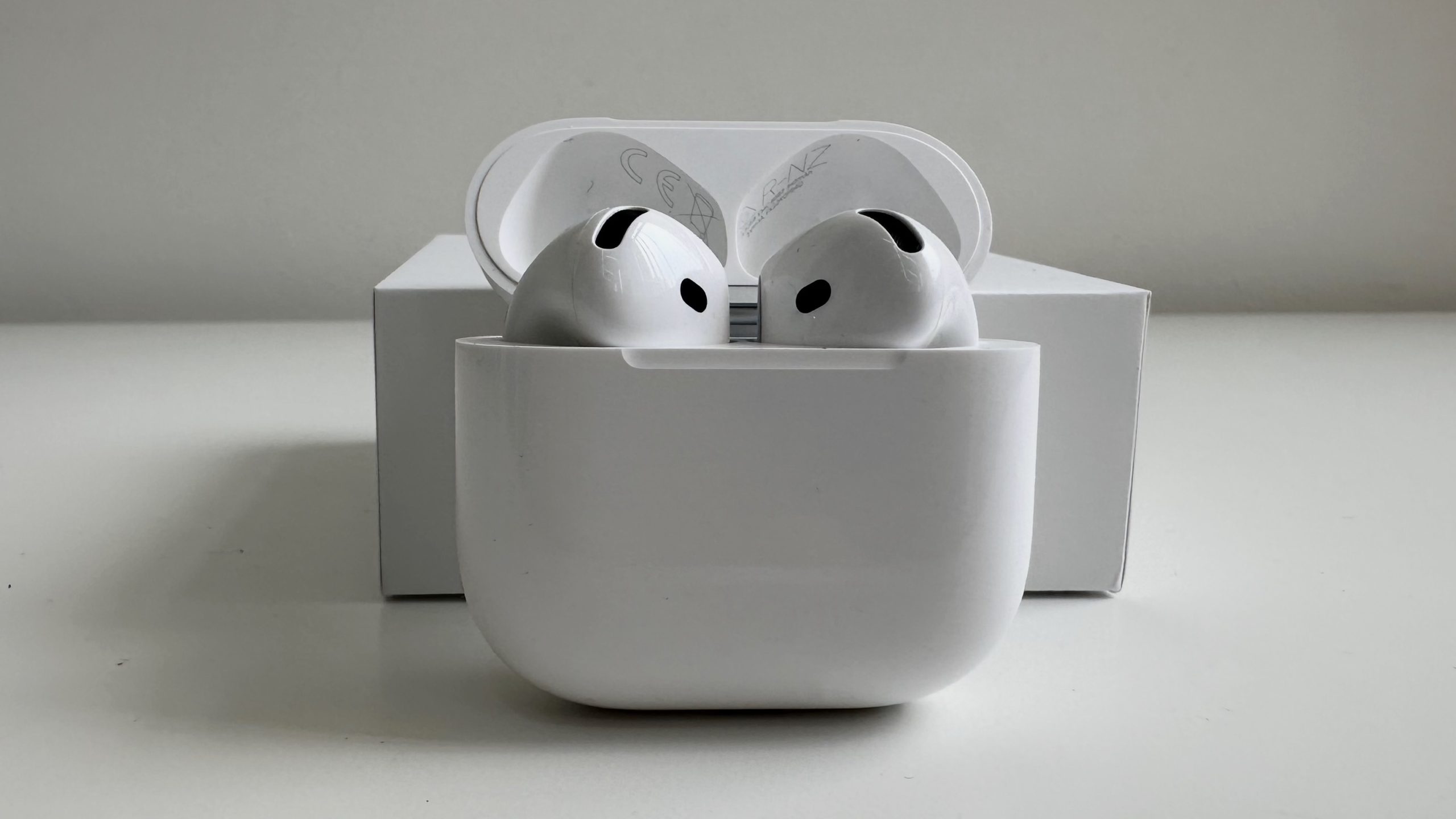 Cặp tai nghe AirPods trong hộp sạc