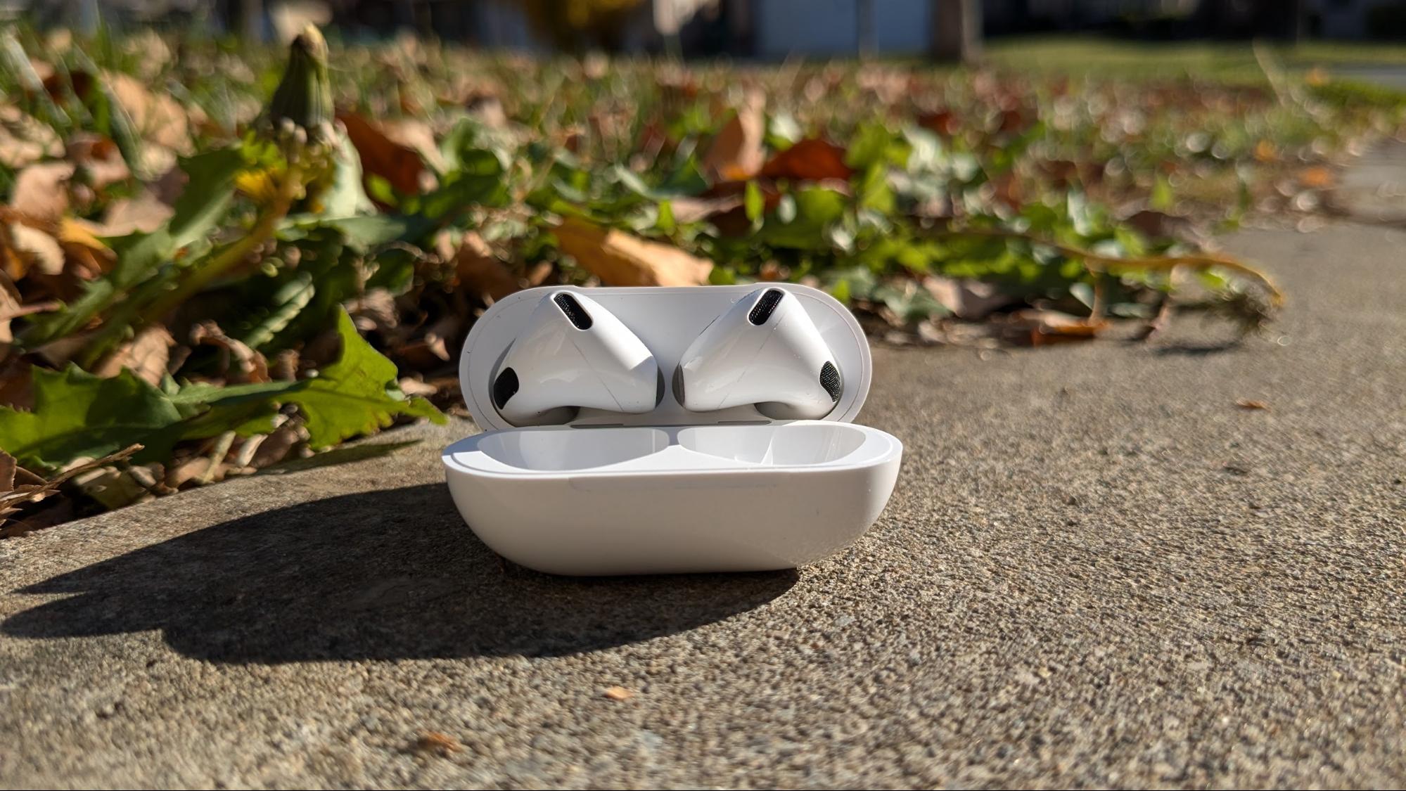 Hộp sạc AirPods và cổng sạc USB-C