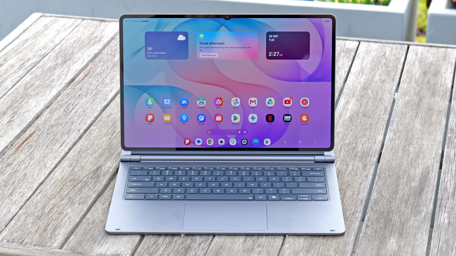 Galaxy Tab S12 Ultra trên bàn làm việc