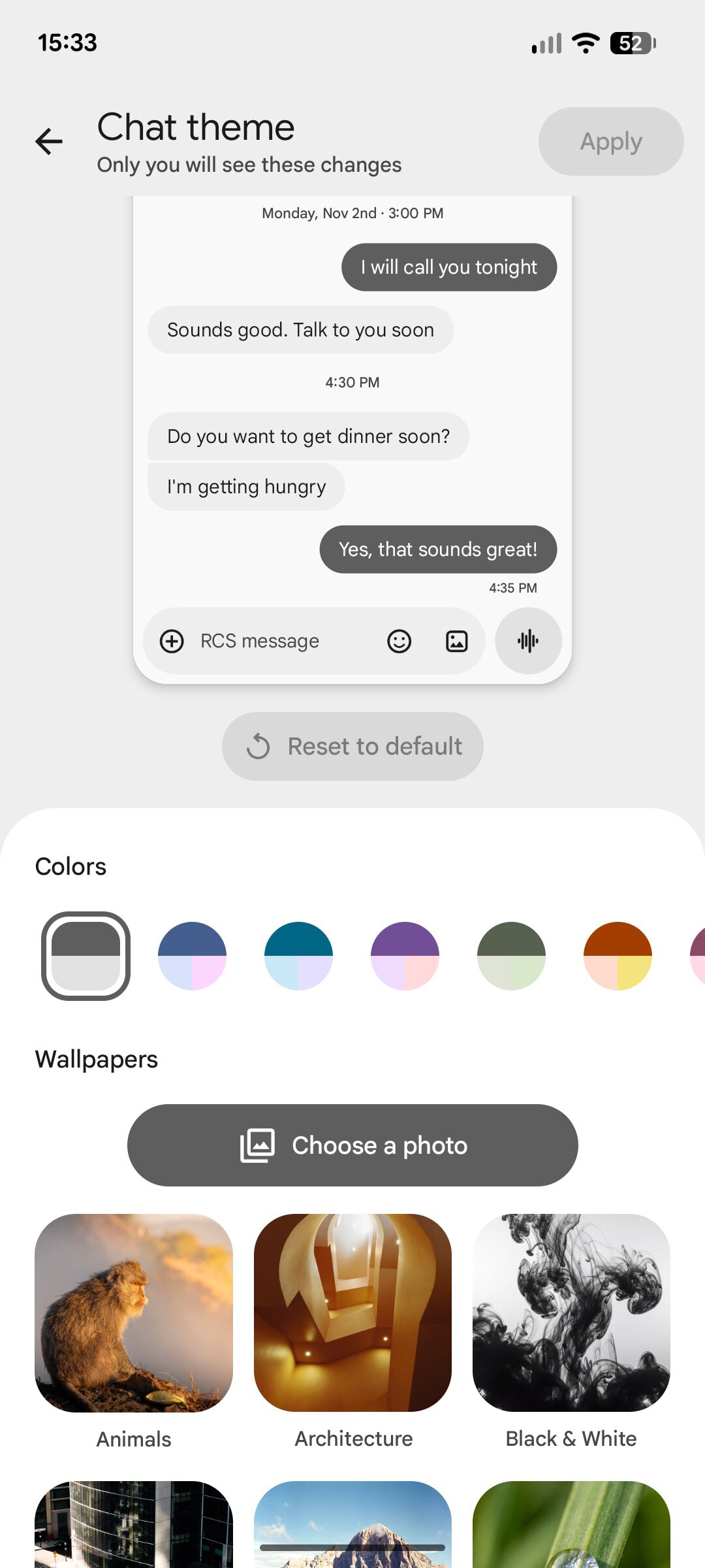 Menu tùy chọn Chat theme trên Google Messages