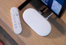 Google TV Streamer đặt trên mặt bàn trong ảnh chụp thực tế.