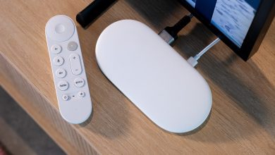 Google TV Streamer đặt trên mặt bàn trong ảnh chụp thực tế.
