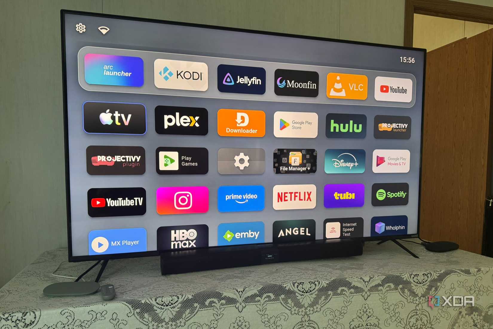 Google TV Streamer đang hiển thị giao diện launcher trên màn hình.