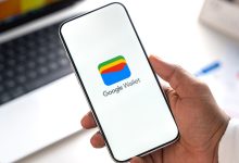 Điện thoại hiển thị logo Google Wallet trên màn hình