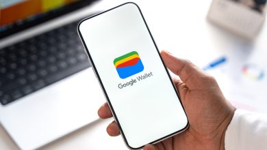 Điện thoại hiển thị logo Google Wallet trên màn hình