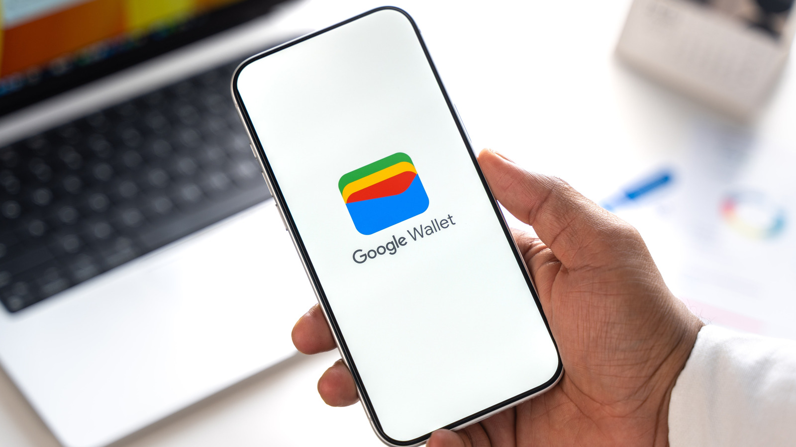 Điện thoại hiển thị logo Google Wallet trên màn hình
