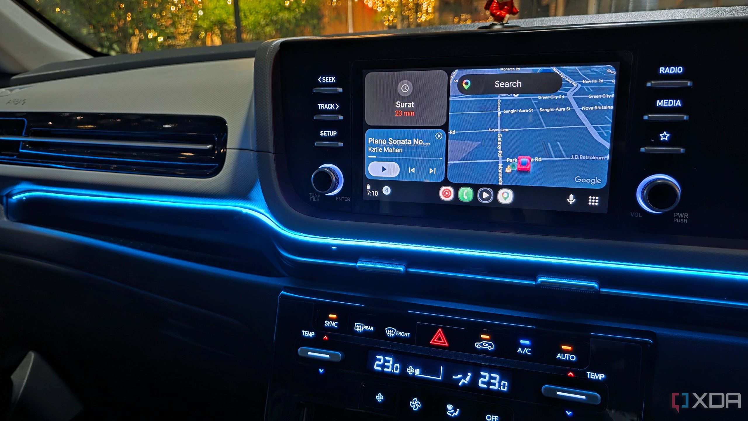 Màn hình Android Auto trên ô tô hiển thị các biểu tượng ứng dụng và lối tắt