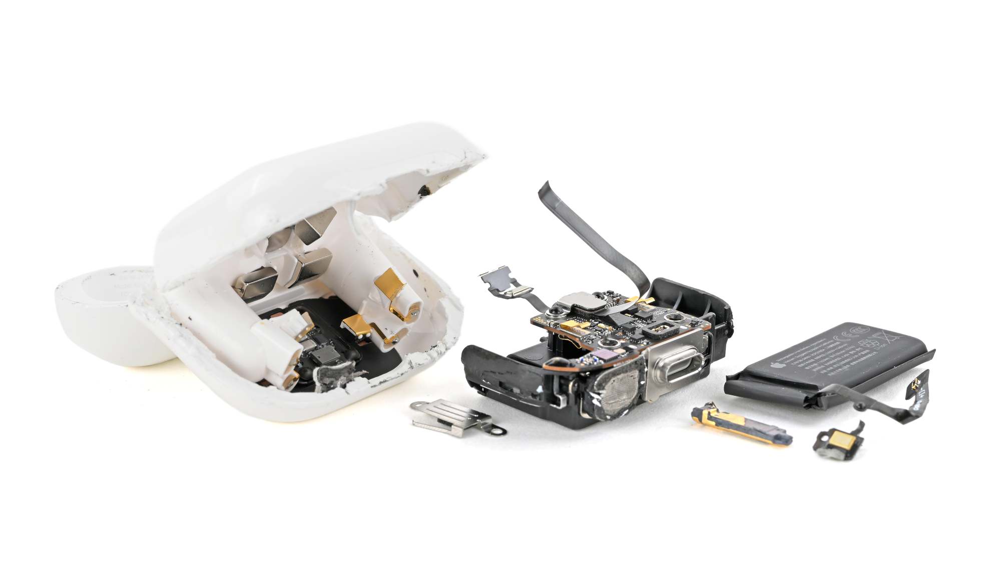 Hộp sạc AirPods 5 bị cạy mở với các ngàm nhựa nứt vỡ