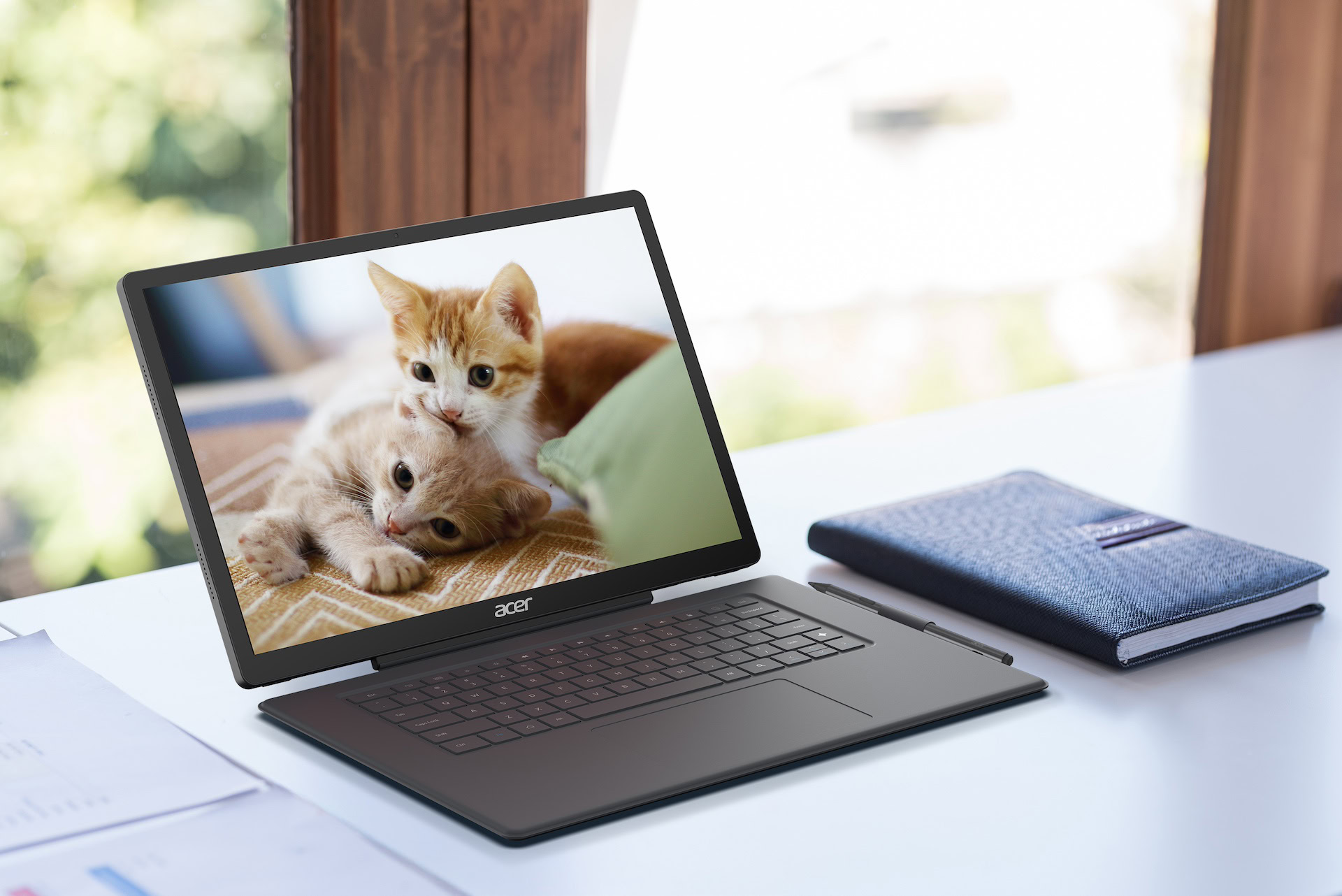 Acer Iconia X16 trong không gian làm việc thực tế cùng bàn phím rời