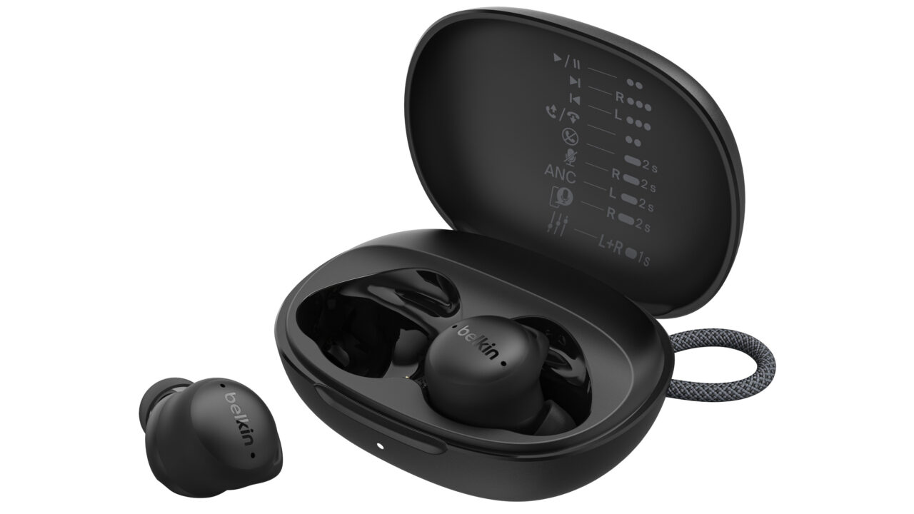 Cận cảnh hộp sạc và củ tai nghe Belkin SoundForm Isolate Buds