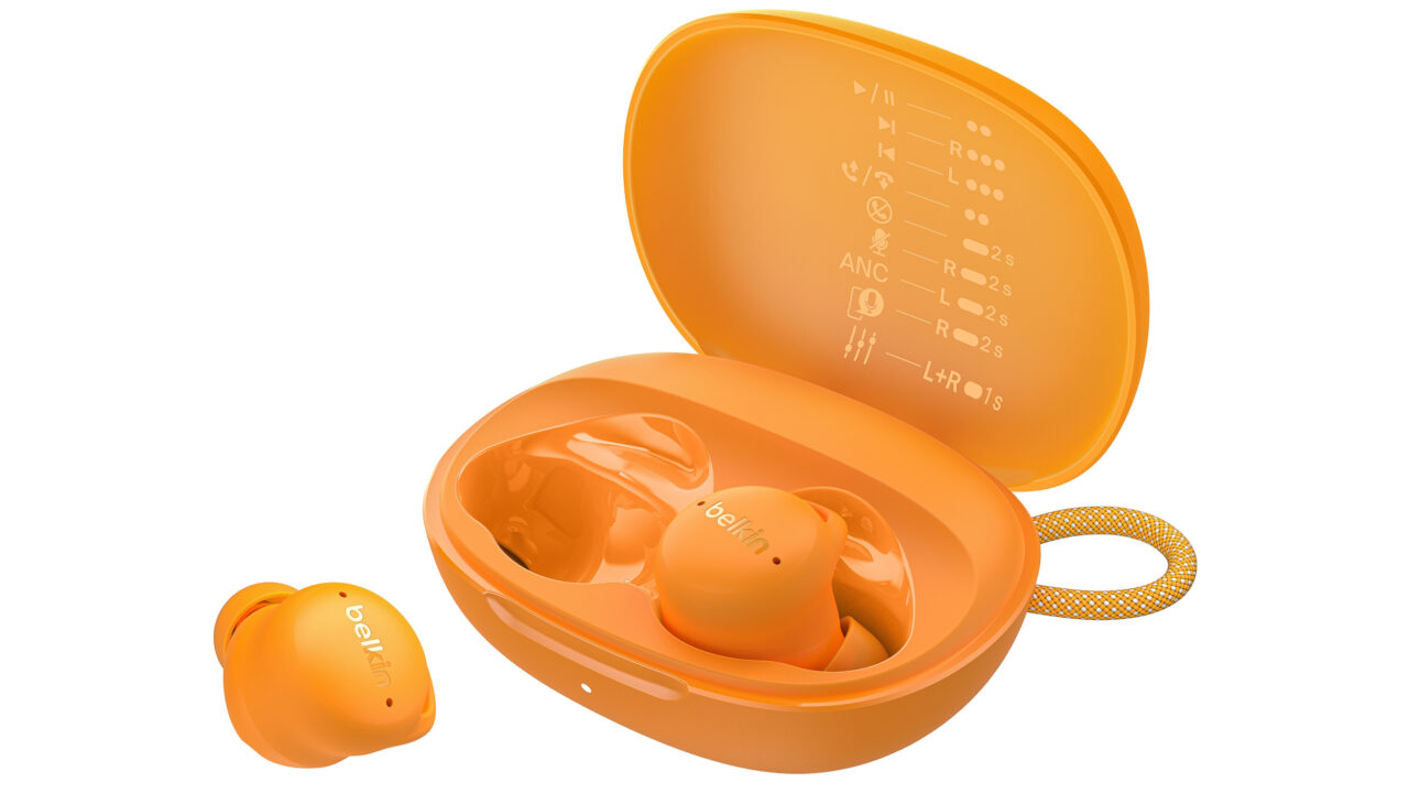 Cặp tai nghe Belkin SoundForm Isolate Buds nằm trong hộp sạc nhỏ gọn