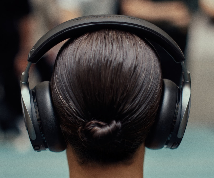 Cận cảnh khớp nối và bản lề Beyerdynamic Aventho Y