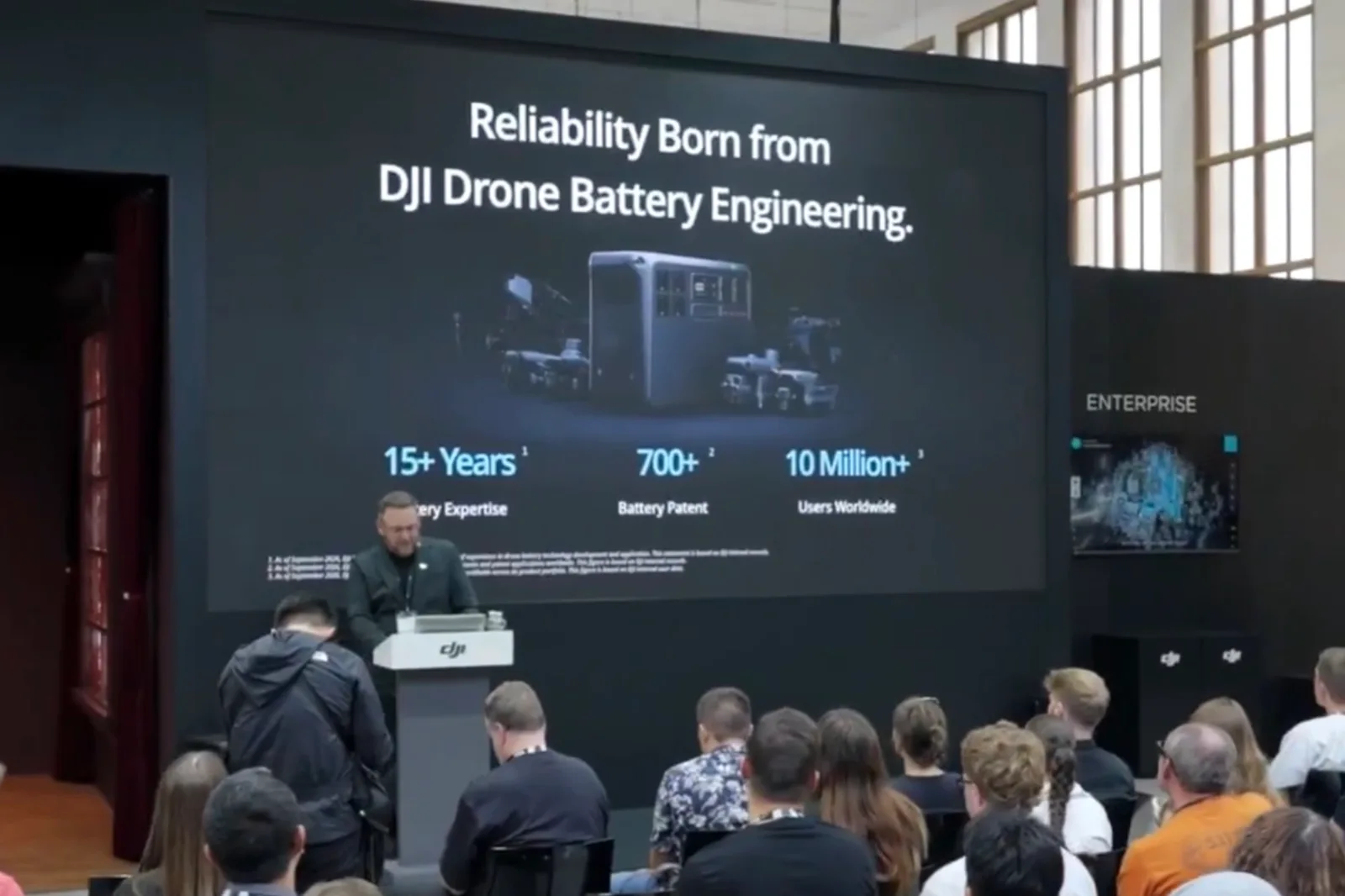 Đại diện DJI trình bày giải pháp năng lượng gia đình và trạm sạc Power 2000 trên sân khấu IFA Berlin 2026