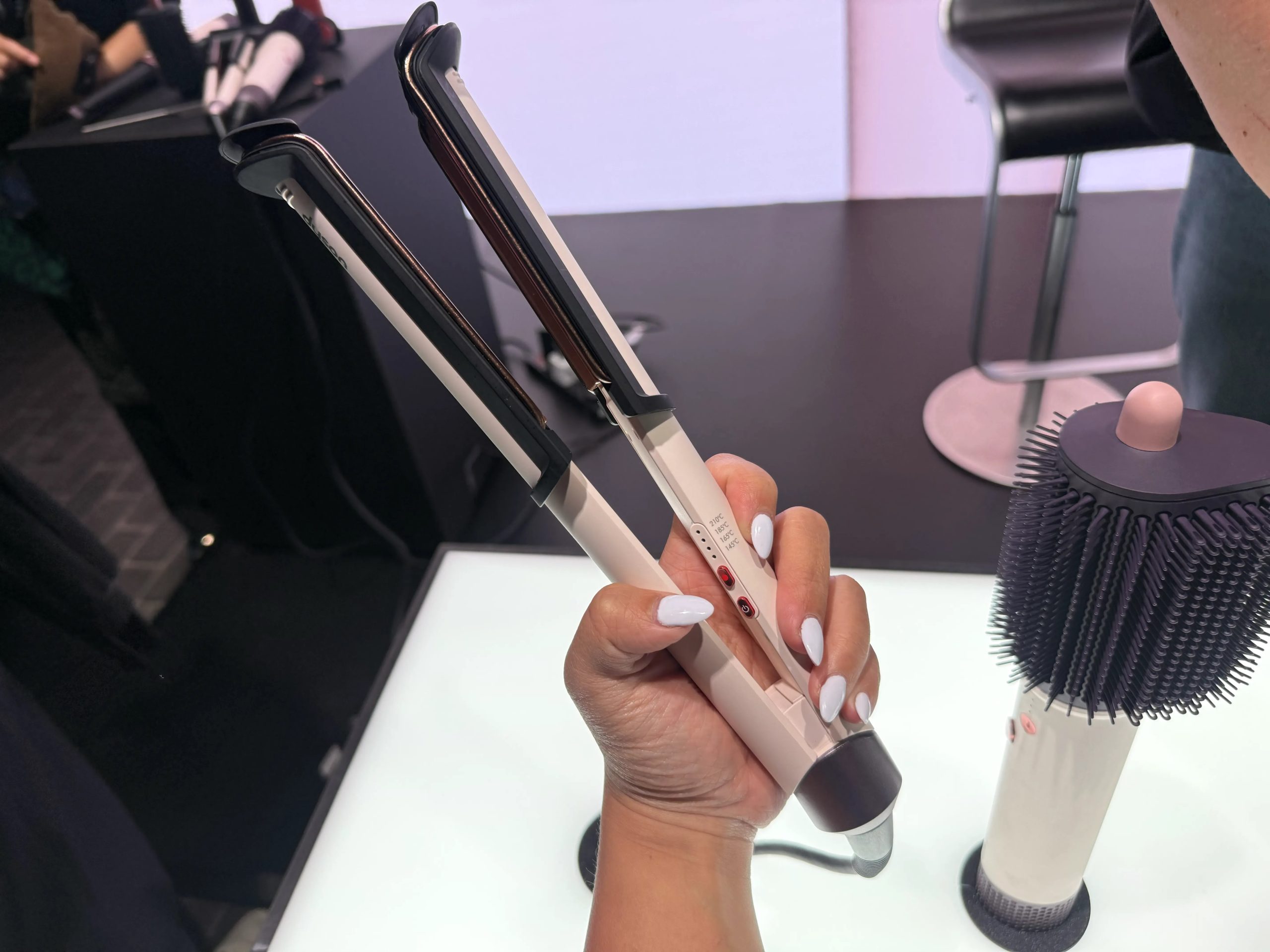 Cụm điều khiển 4 mức nhiệt độ trên thân máy Dyson Corrale CoolShine