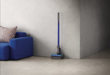 Dyson W1 PencilWash trên sàn nhà