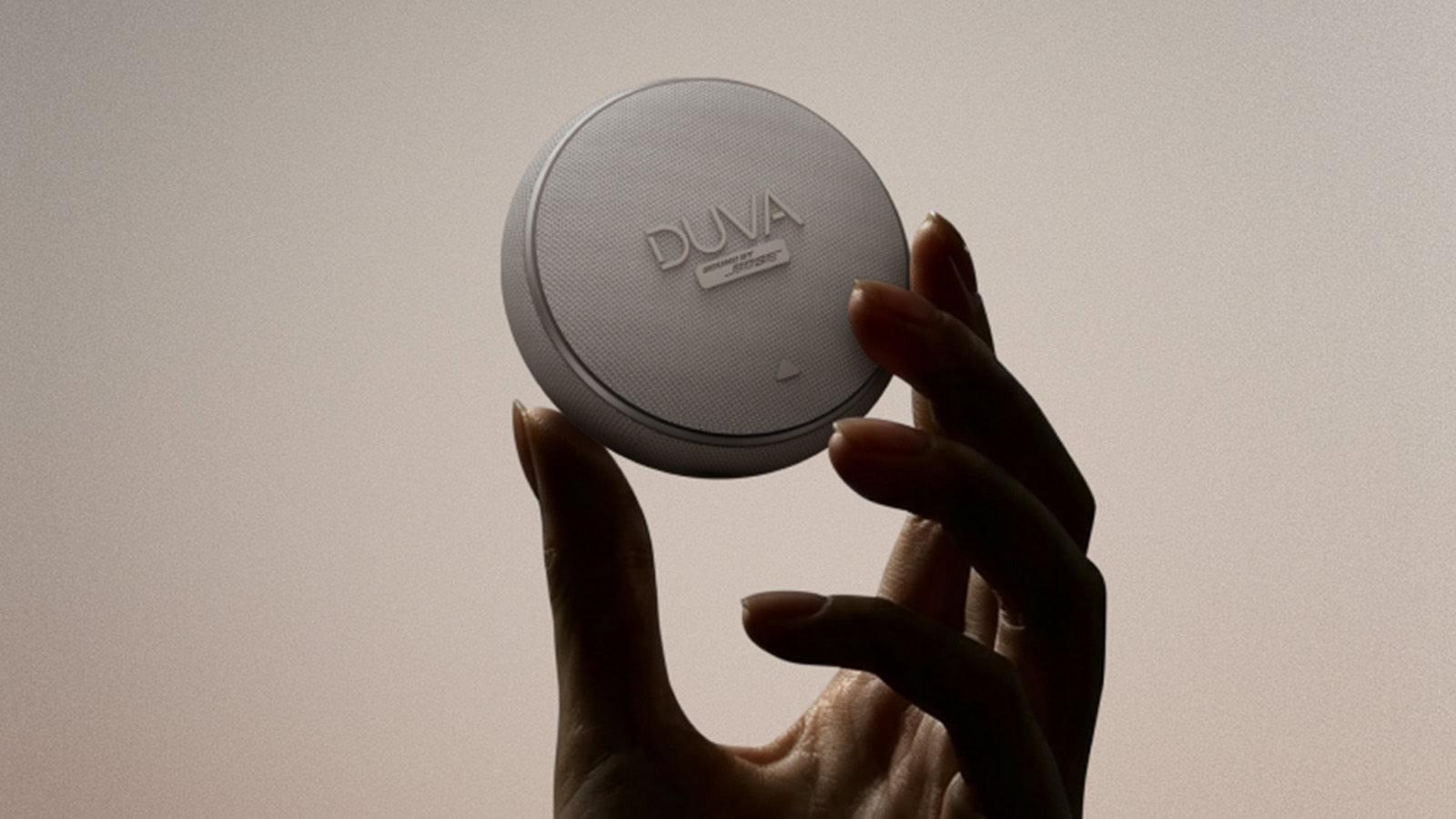 Củ tai DUVA ONE nhỏ gọn trên tay với trọng lượng chỉ 3,3g