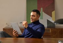 Người dùng cầm máy tính bảng E-Ink iFLYTEK AINOTE 2 và bút cảm ứng