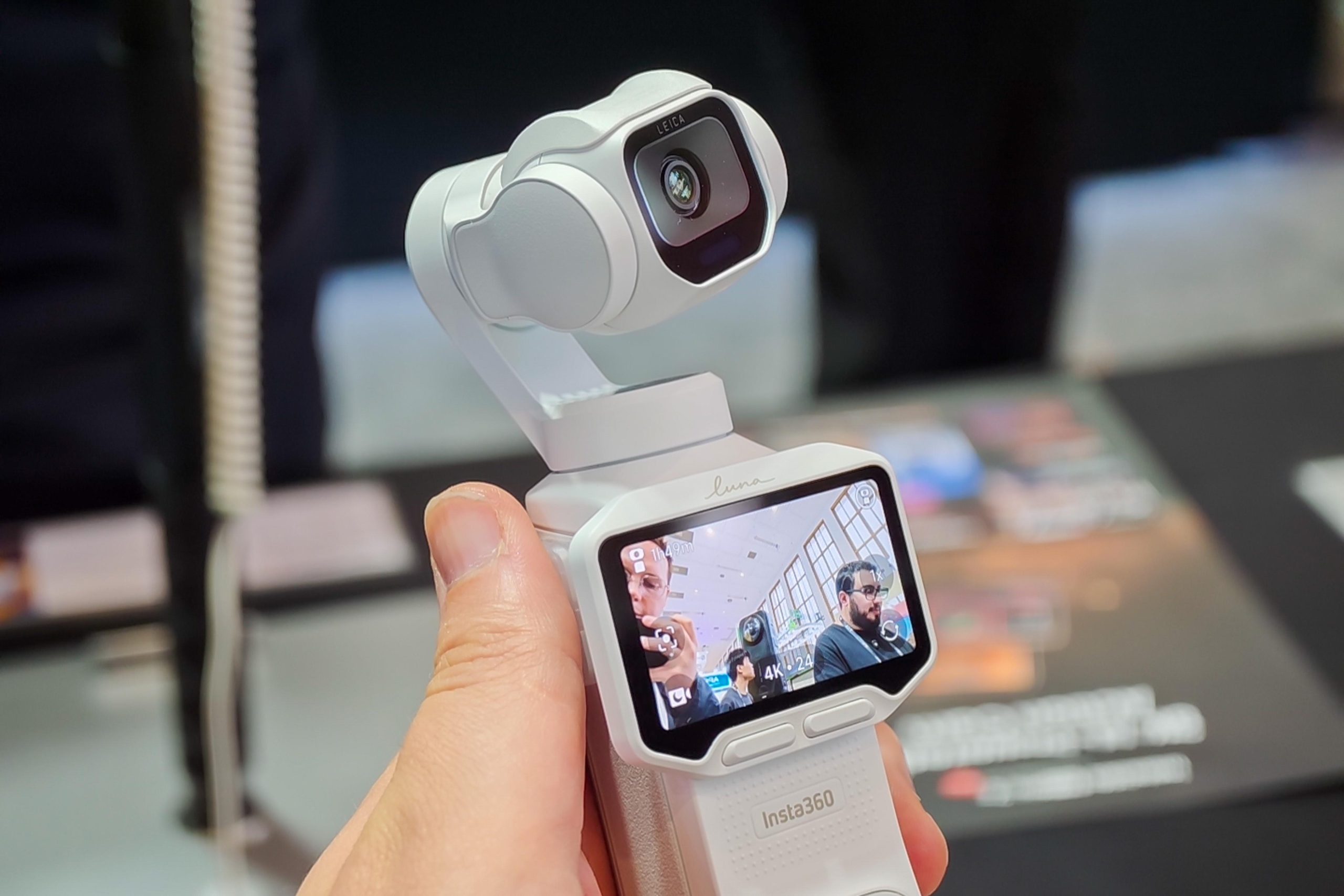 Trên tay camera bỏ túi gimbal Insta360 Luna Pro tại triển lãm IFA 2026