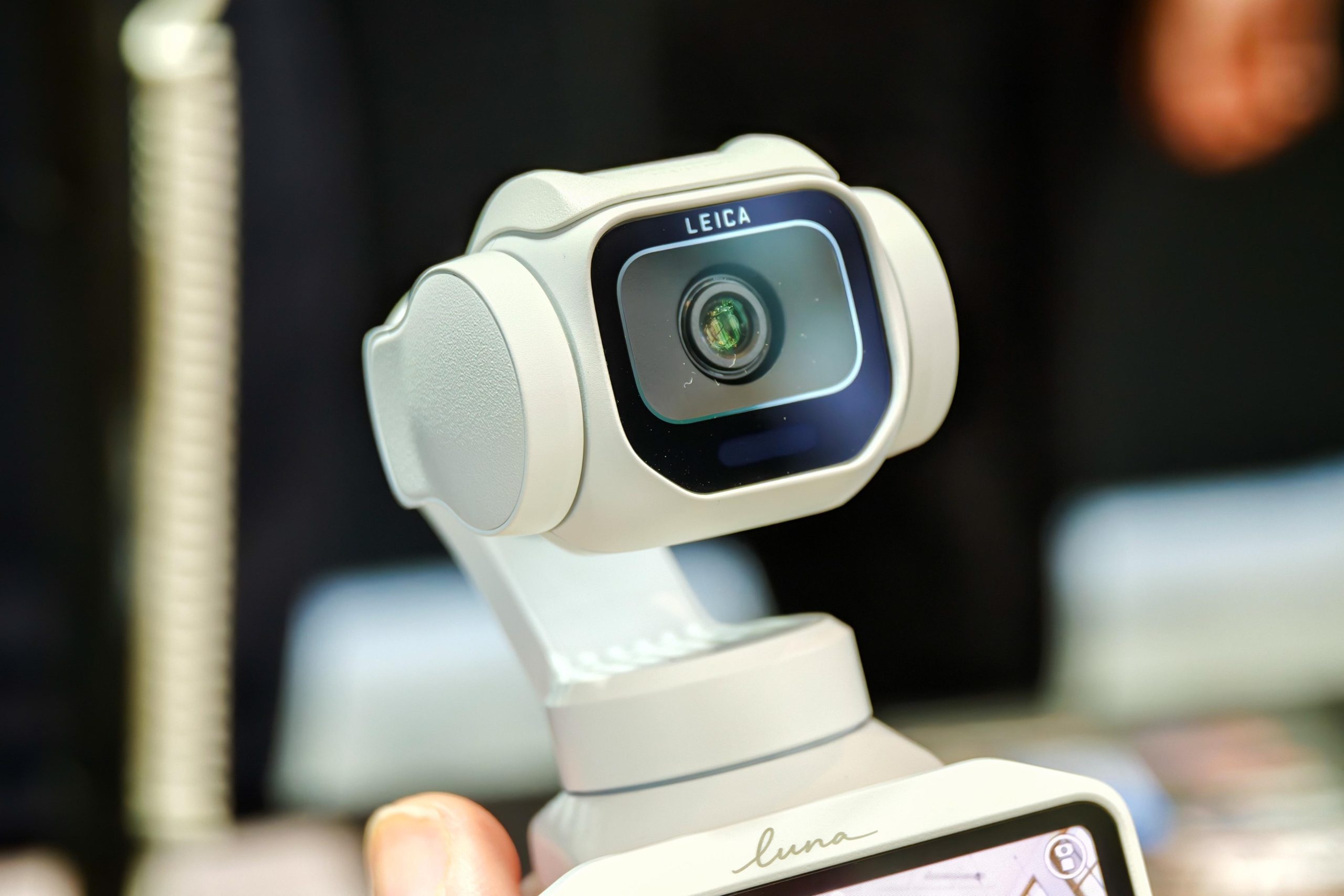 Cận cảnh màn hình cảm ứng tháo rời độc đáo trên Insta360 Luna Pro